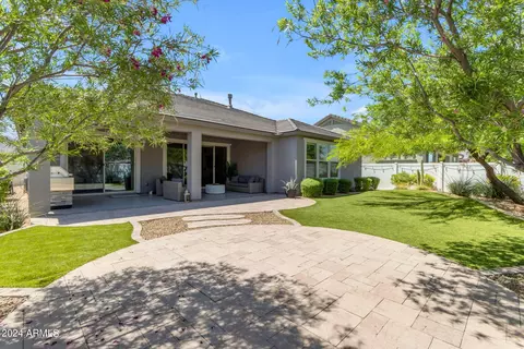 Exterior - 2512 E Alta Vista Rd, Phoenix, AZ 85042 photo 7 of 9