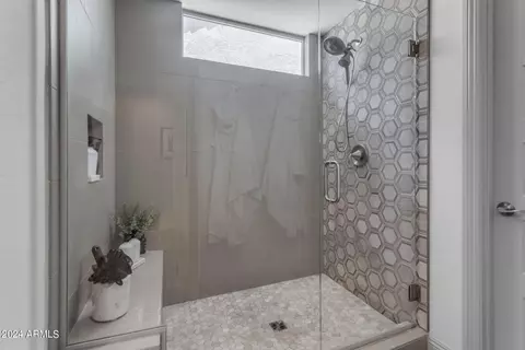 Bath - 2512 E Alta Vista Rd, Phoenix, AZ 85042 photo 3 of 5