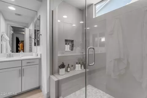 Bath - 2512 E Alta Vista Rd, Phoenix, AZ 85042 photo 4 of 5