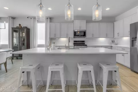 Kitchen - 2512 E Alta Vista Rd, Phoenix, AZ 85042 photo 4 of 6