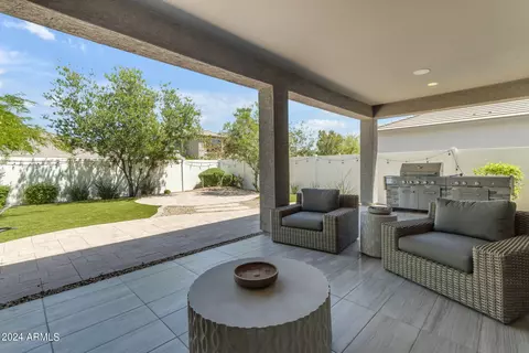 Exterior - 2512 E Alta Vista Rd, Phoenix, AZ 85042 photo 5 of 9