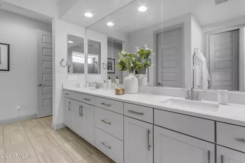 Bath - 2512 E Alta Vista Rd, Phoenix, AZ 85042 photo 5 of 5