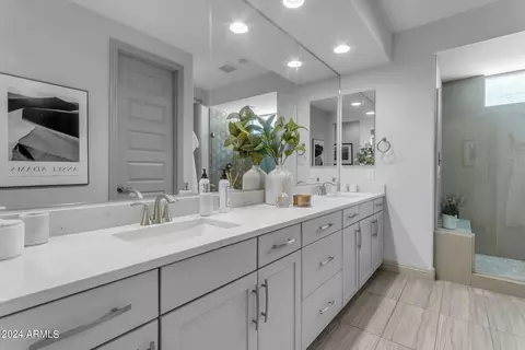 Bath - 2512 E Alta Vista Rd, Phoenix, AZ 85042 photo 2 of 5