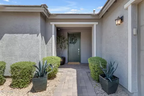 Exterior - 2512 E Alta Vista Rd, Phoenix, AZ 85042 photo 3 of 9