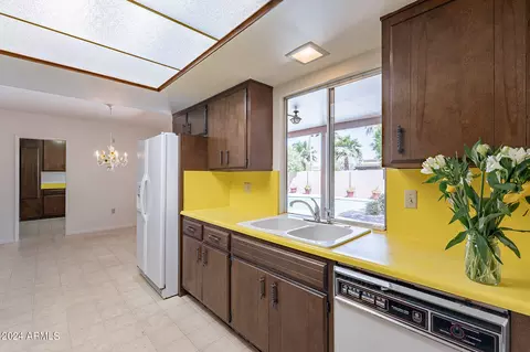 Kitchen - 2 E Canterbury Ct, Phoenix, AZ 85022 photo 4 of 6