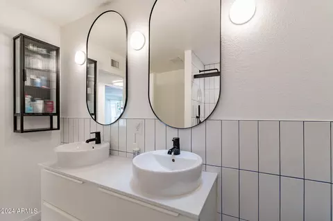 Bath - 5324 N 3rd Ave, Phoenix, AZ 85013 photo 3 of 3