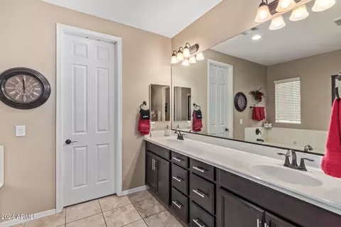 Bath - 3721 E Leslie Dr, Gilbert, AZ 85296 photo 1 of 4