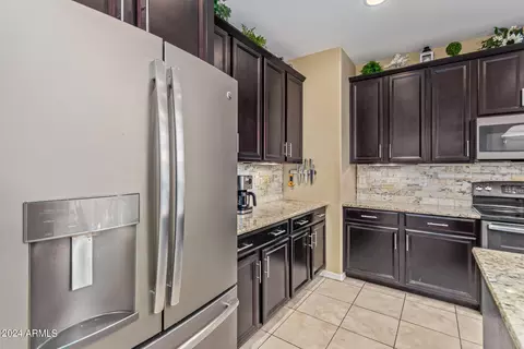 Kitchen - 3721 E Leslie Dr, Gilbert, AZ 85296 photo 5 of 6