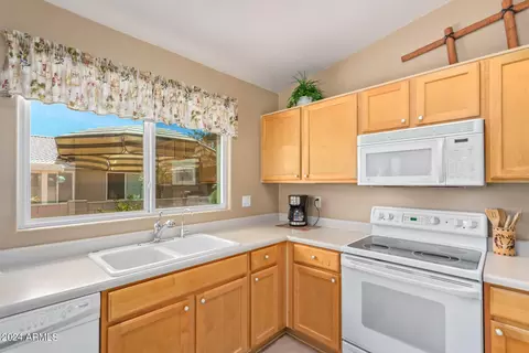 Kitchen - 1365 E Augusta Ave, Chandler, AZ 85249 photo 3 of 3