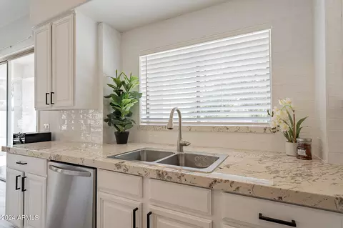 Kitchen - 3121 E Greenway St, Mesa, AZ 85213 photo 6 of 12