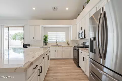 Kitchen - 3121 E Greenway St, Mesa, AZ 85213 photo 5 of 12