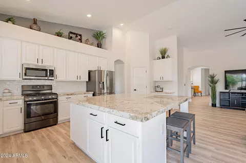 Kitchen - 3121 E Greenway St, Mesa, AZ 85213 photo 3 of 12