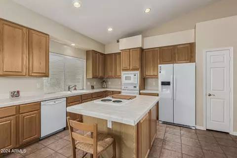Kitchen - 3153 E Desert Willow Rd, Phoenix, AZ 85048 photo 5 of 5