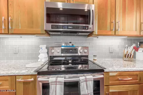 Kitchen - 4011 W Voltaire Ave, Phoenix, AZ 85029 photo 3 of 4