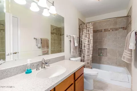 Bath - 4011 W Voltaire Ave, Phoenix, AZ 85029 photo 2 of 2
