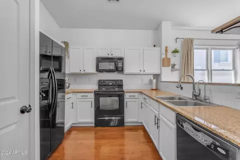 Kitchen - 4142 E Jasper Dr, Gilbert, AZ 85296 photo 2 of 4