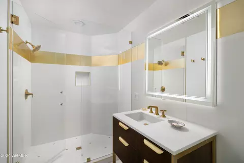 Bath - 1040 E Osborn Rd #302, Phoenix, AZ 85014 photo 2 of 3