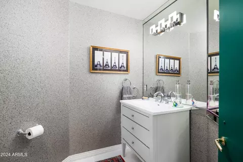Bath - 1040 E Osborn Rd #302, Phoenix, AZ 85014 photo 3 of 3