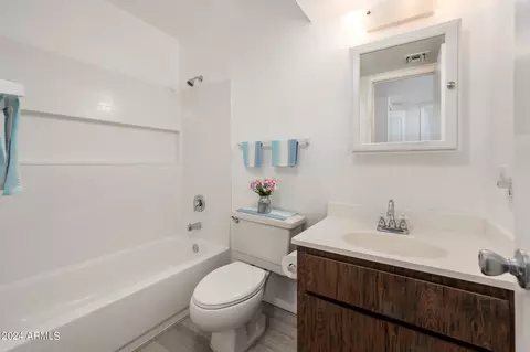 Bath - 8024 N 32nd Ln, Phoenix, AZ 85051 photo 1 of 1