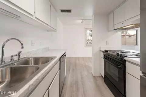 Kitchen - 8024 N 32nd Ln, Phoenix, AZ 85051 photo 3 of 4