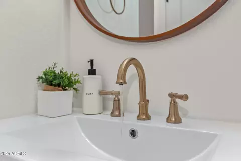 Bath - 4331 E Morrow Dr, Phoenix, AZ 85050 photo 5 of 5