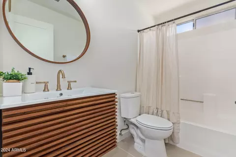 Bath - 4331 E Morrow Dr, Phoenix, AZ 85050 photo 4 of 5