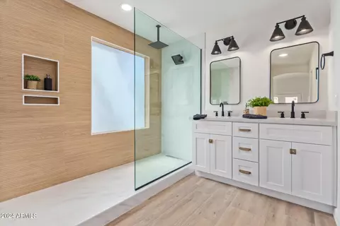 Bath - 4331 E Morrow Dr, Phoenix, AZ 85050 photo 1 of 5