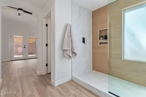 Bath - 4331 E Morrow Dr, Phoenix, AZ 85050 photo 2 of 5