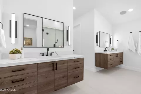 Bath - 6337 N 10th Dr, Phoenix, AZ 85013 photo 4 of 7