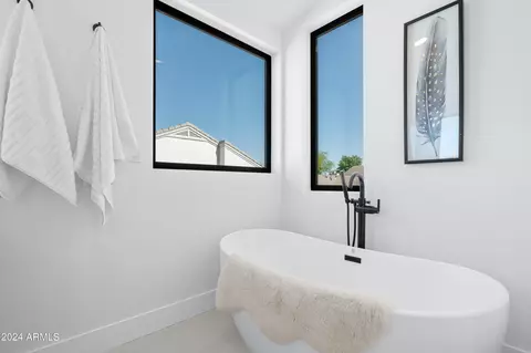 Bath - 6337 N 10th Dr, Phoenix, AZ 85013 photo 5 of 7