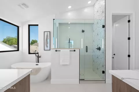 Bath - 6337 N 10th Dr, Phoenix, AZ 85013 photo 3 of 7