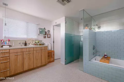 Bath - 3237 E Clarendon Ave, Phoenix, AZ 85018 photo 2 of 3