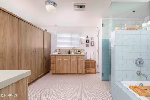 Bath - 3237 E Clarendon Ave, Phoenix, AZ 85018 photo 3 of 3