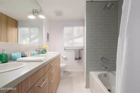 Bath - 3237 E Clarendon Ave, Phoenix, AZ 85018 photo 1 of 3