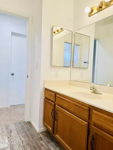 Bath - 1817 E Hearn Rd, Phoenix, AZ 85022 photo 4 of 6