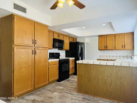 Kitchen - 1817 E Hearn Rd, Phoenix, AZ 85022 photo 4 of 7