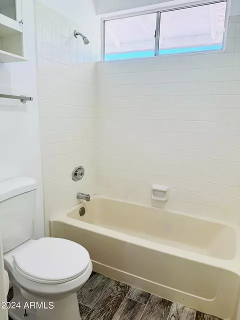 Bath - 1817 E Hearn Rd, Phoenix, AZ 85022 photo 3 of 6