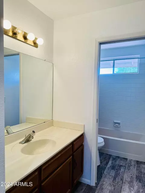 Bath - 1817 E Hearn Rd, Phoenix, AZ 85022 photo 2 of 6