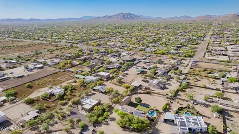 View/Area - 924 E Carlise Rd, Phoenix, AZ 85086 photo 4 of 12