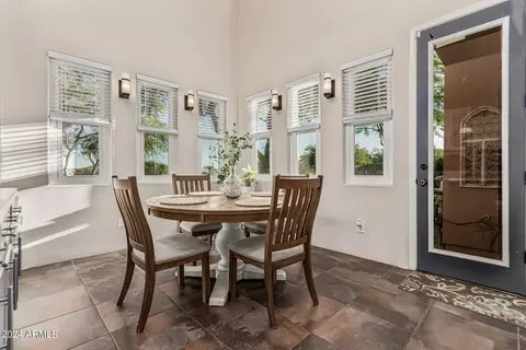 Dining - 924 E Carlise Rd, Phoenix, AZ 85086 photo 2 of 2