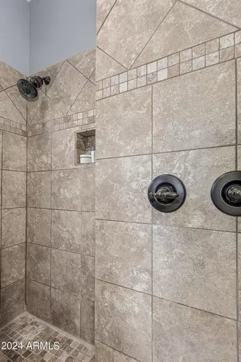 Bath - 924 E Carlise Rd, Phoenix, AZ 85086 photo 2 of 5