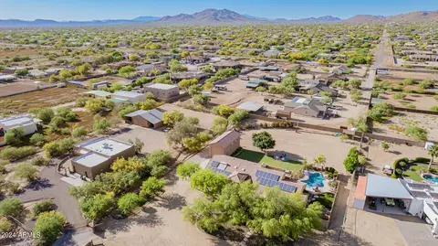View/Area - 924 E Carlise Rd, Phoenix, AZ 85086 photo 2 of 12