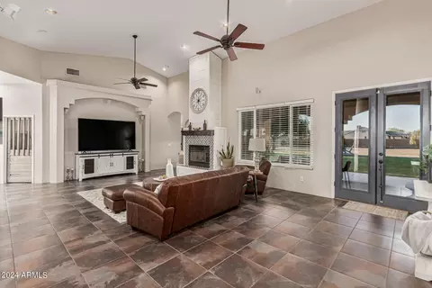 Living - 924 E Carlise Rd, Phoenix, AZ 85086 photo 1 of 3
