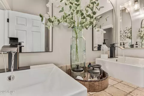 Bath - 924 E Carlise Rd, Phoenix, AZ 85086 photo 4 of 5
