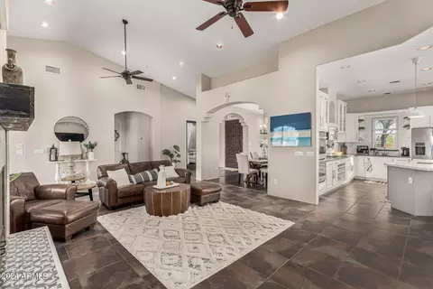 Living - 924 E Carlise Rd, Phoenix, AZ 85086 photo 3 of 3