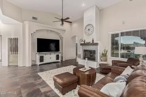 Living - 924 E Carlise Rd, Phoenix, AZ 85086 photo 2 of 3