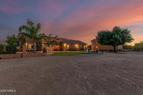 Exterior - 924 E Carlise Rd, Phoenix, AZ 85086 photo 13 of 24