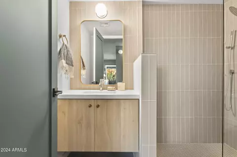 Bath - 1734 E Gold Dust Ave, Phoenix, AZ 85020 photo 1 of 6