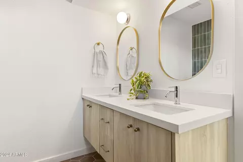 Bath - 1734 E Gold Dust Ave, Phoenix, AZ 85020 photo 4 of 6