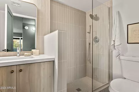 Bath - 1734 E Gold Dust Ave, Phoenix, AZ 85020 photo 2 of 6